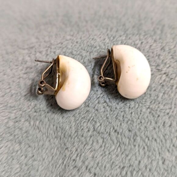 Vintage 80's White Sea Shell Pierced Earrings - Picture 6 of 6